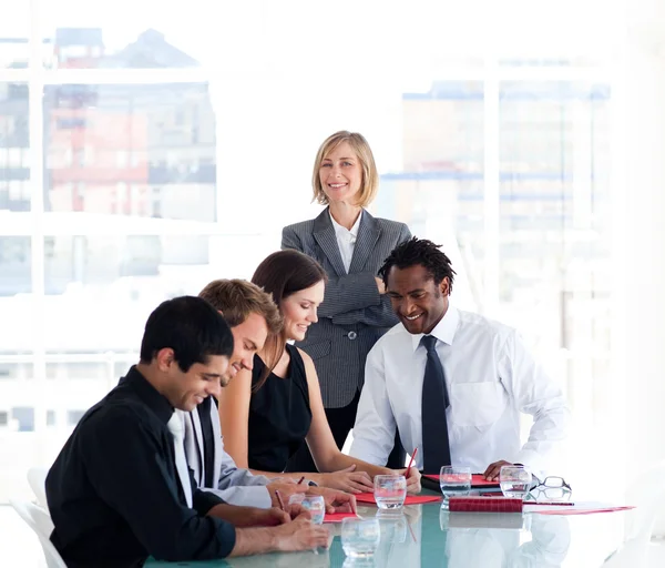 Mulher gerente com sua equipe em uma reunião — Fotografia de Stock
