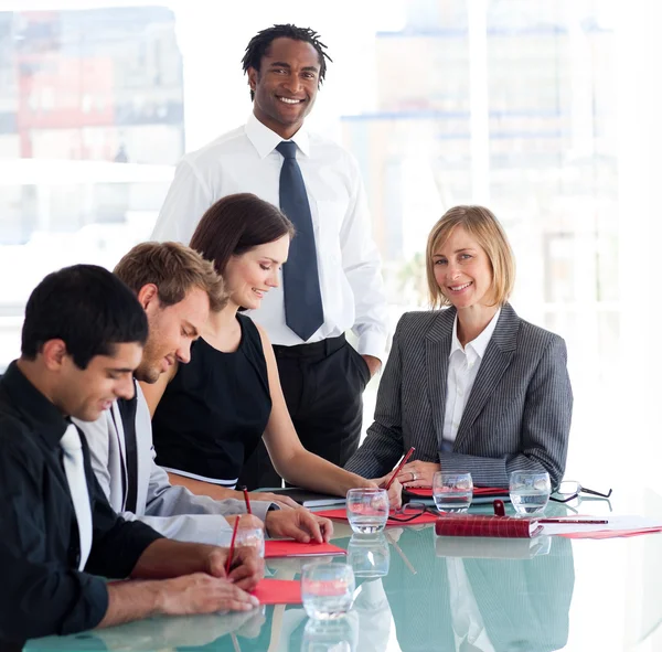 Businessman working with his team — Stock Photo, Image