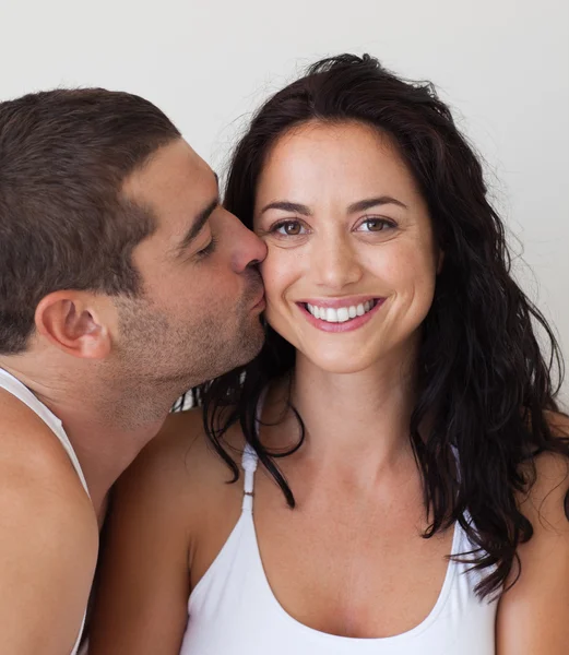 Портрет любящего мужчины, целующего свою жену — стоковое фото