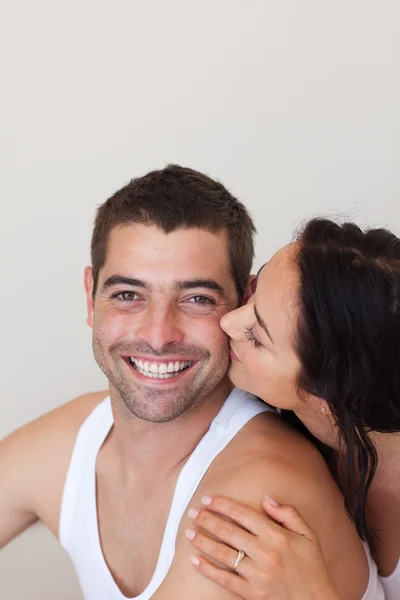 Sugárzó nő megcsókolta a vidám férje — Stock Fotó