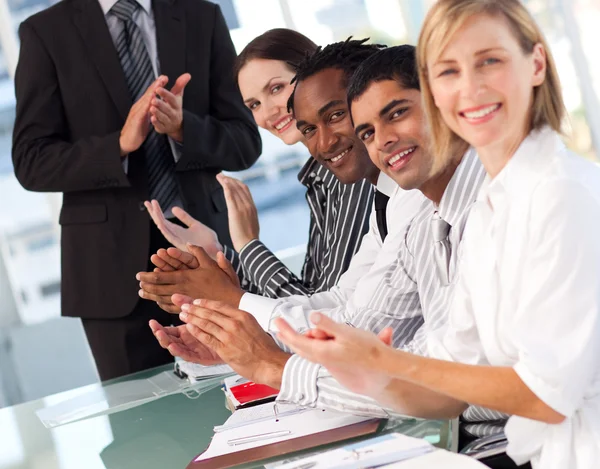 Verksamhet team applåderar i ett möte — Stockfoto