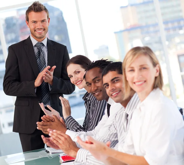 Gelukkig businessteam na een presentatie — Stockfoto