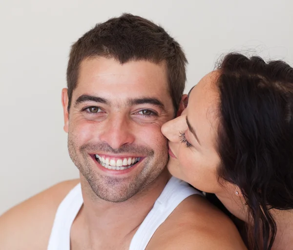Mulher radiante beijando seu marido alegre — Fotografia de Stock