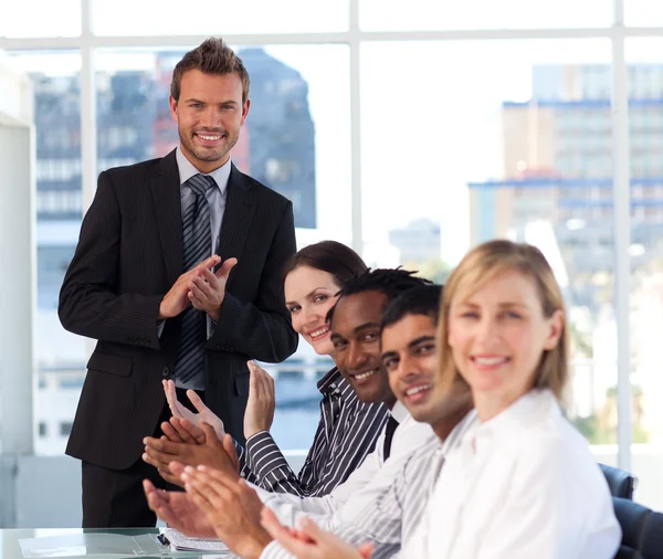 Affärsman applåderar med sitt team i ett möte — Stockfoto