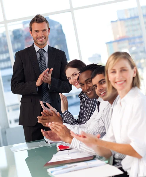 Zakelijke team applaudisseren in een vergadering — Stockfoto