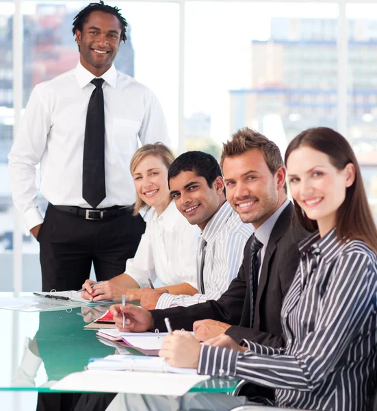 Gelukkig business leider met zijn team in een vergadering — Stockfoto