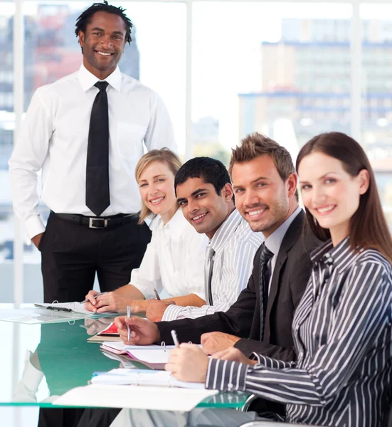 Líder de negocios feliz con su equipo en una reunión — Foto de Stock