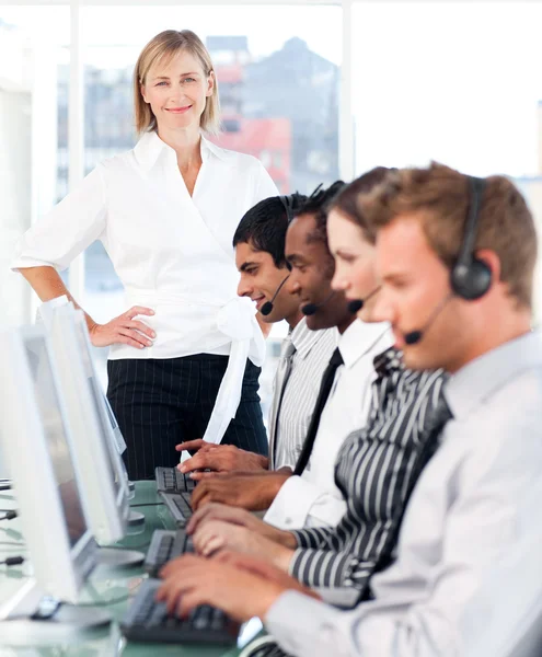 Vrouwelijke leider managen van haar team in een callcenter — Stockfoto