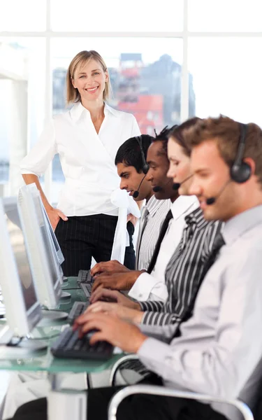 Koncentrerad kvinnliga ledare med ett team på ett callcenter — Stockfoto