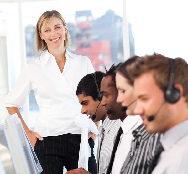 Skoncentrowany kobieta lider z zespołem na call center — Zdjęcie stockowe