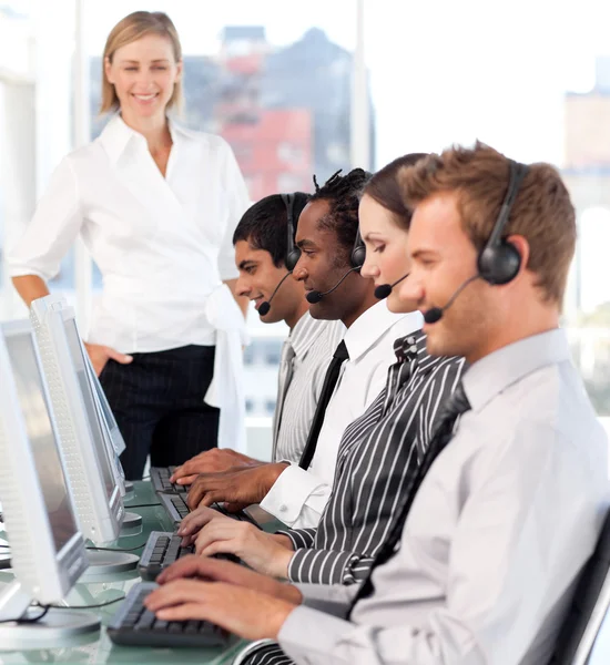 Glückliches Team in einem Call Center — Stockfoto