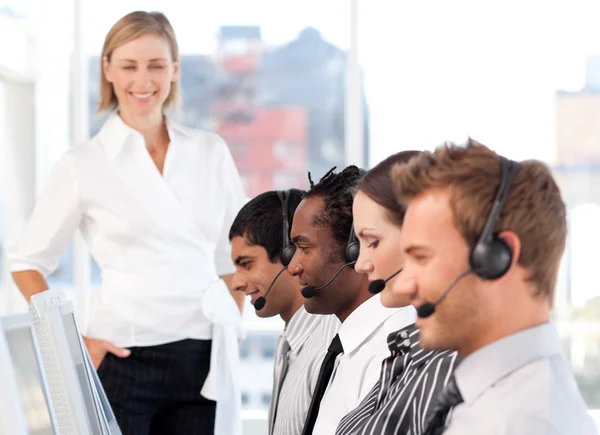 Geconcentreerde team in een callcenter — Stockfoto