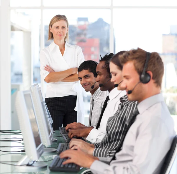 Geconcentreerde team in een callcenter — Stockfoto