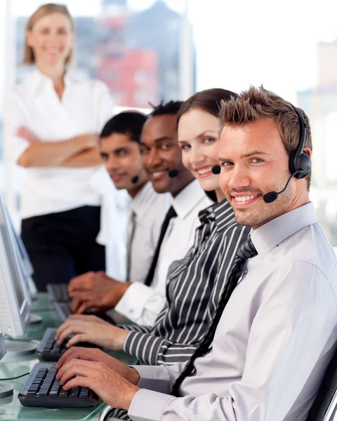 Gelukkig team in een callcenter — Stockfoto