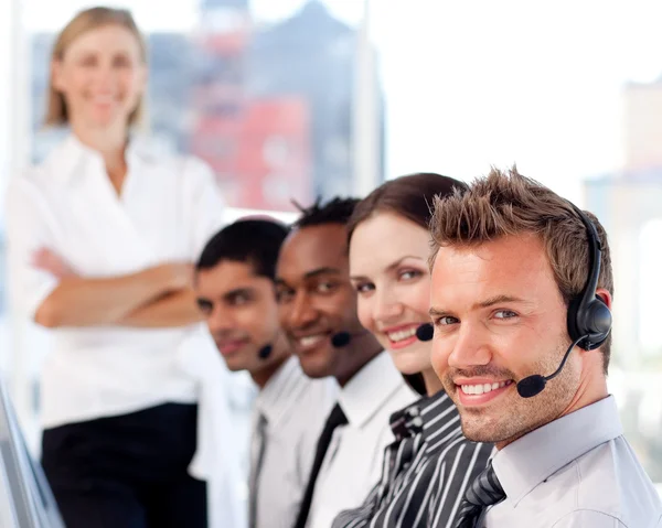 Equipe feliz em um call center — Fotografia de Stock