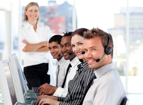 Glückliches Team in einem Call Center — Stockfoto