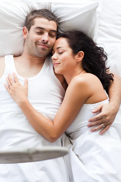 Strahlendes Paar liegt auf einem Bett — Stockfoto