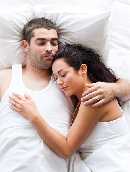 Zářivý pár ležící na posteli — Stock fotografie