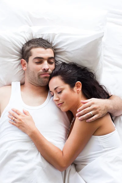 Сияющая пара лежит на кровати — стоковое фото