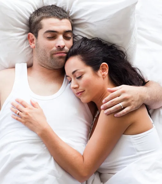 Feküdt egy ágyon sugárzó pár — Stock Fotó