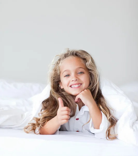 Portret piękne, słodkie dziewczyny, leżąc na łóżku — Zdjęcie stockowe