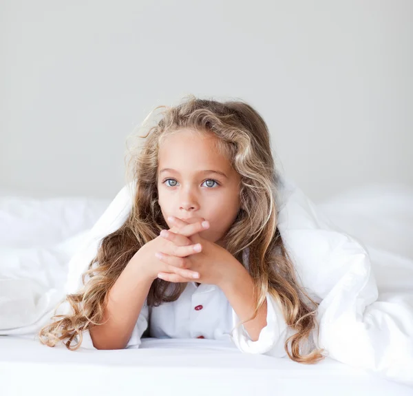 Krásná dívka na posteli — Stock fotografie