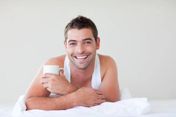 Mężczyzna jedzący śniadanie w łóżku — Zdjęcie stockowe