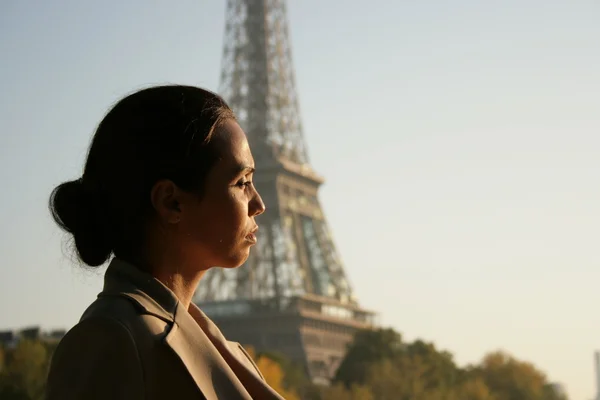 Szép nő, a háttérben az Eiffel-torony — Stock Fotó