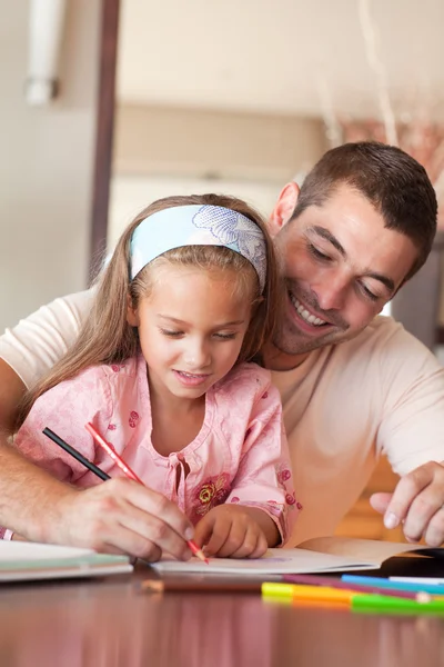 숙제에 대 한 그녀의 딸을 돕는 쾌활 한 아버지 — 스톡 사진