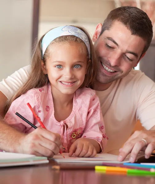 Neşeli baba kızının ev ödevi için yardım — Stok fotoğraf