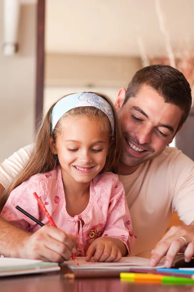 Neşeli baba kızının ev ödevi için yardım — Stok fotoğraf