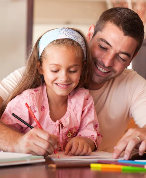 숙제에 대 한 그녀의 딸을 돕는 쾌활 한 아버지 — 스톡 사진