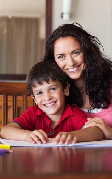 Gelukkig moeder te helpen zijn zoon voor huiswerk — Stockfoto
