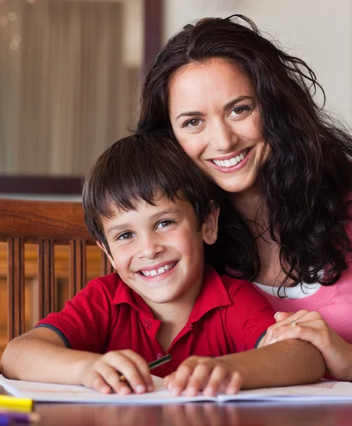 宿題のための彼の息子を助けて幸せな母 — ストック写真