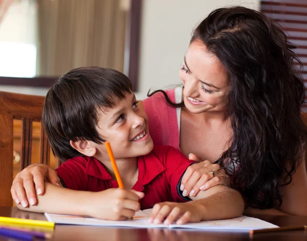 Mère heureuse aidant son fils pour les devoirs — Photo