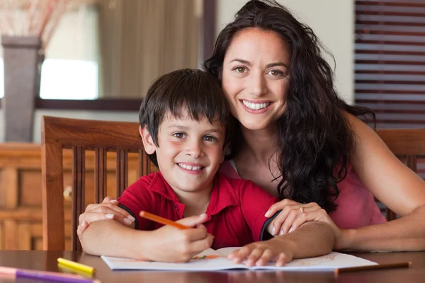 Gelukkig moeder te helpen zijn zoon voor huiswerk — Stockfoto