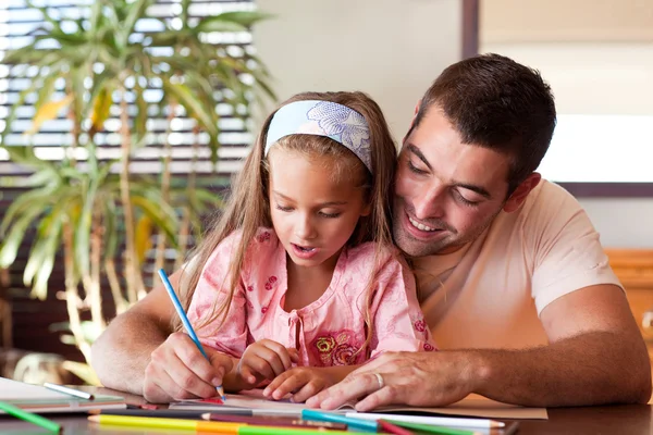 Pai feliz ajudando sua filha para lição de casa — Fotografia de Stock