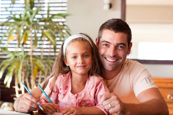 Père heureux aider sa fille pour les devoirs — Photo