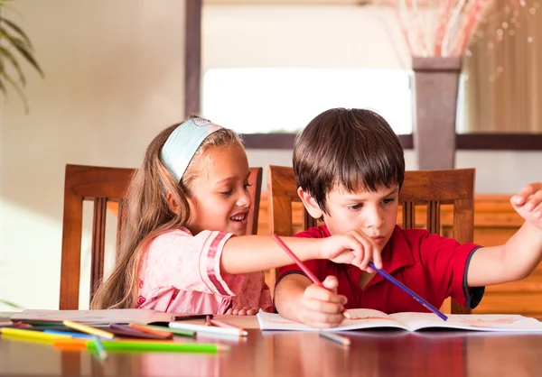 Niños haciendo deberes juntos —  Fotos de Stock