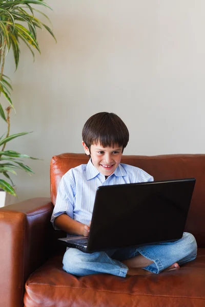 Dziecko za pomocą jego laptop — Zdjęcie stockowe