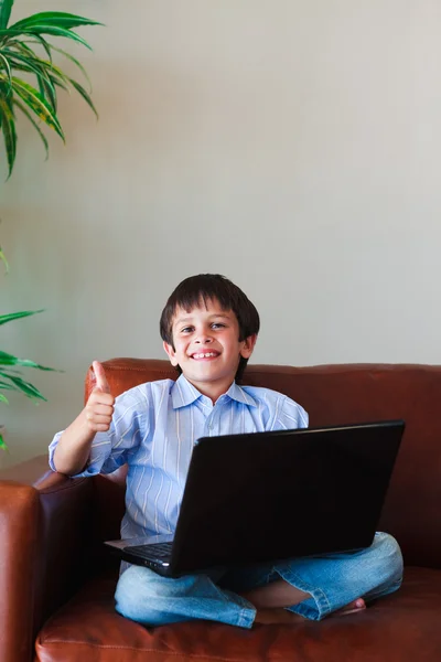 Kind met behulp van zijn laptop met duim omhoog — Stockfoto