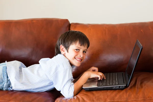孩子用他的笔记本电脑 — 图库照片
