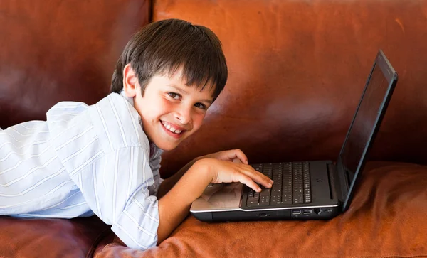 Bambino che gioca con il suo portatile — Foto Stock