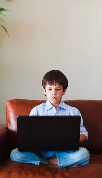 Chlapče, pomocí jeho laptop — Stock fotografie