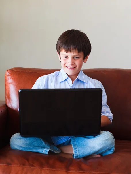 Дитина грає зі своїм ноутбуком — стокове фото
