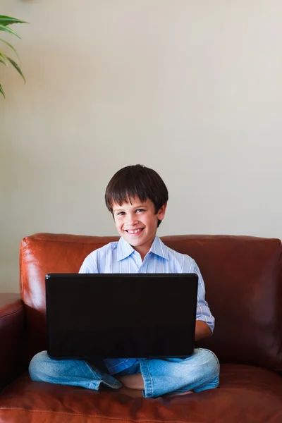 Onun laptop ile oynayan çocuk — Stok fotoğraf