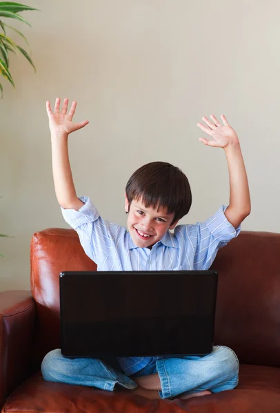 Niño feliz jugando con su portátil — Foto de Stock