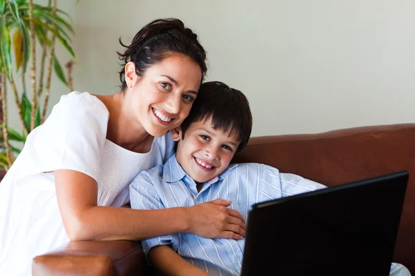 Mãe e filho brincando com um laptop — Fotografia de Stock