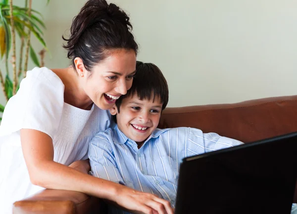 Moeder en zoon met plezier met een laptop — Stockfoto