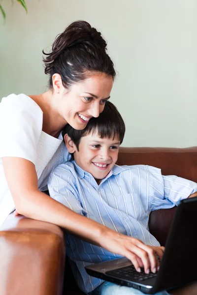 Madre e hijo jugando con un portátil — Foto de Stock